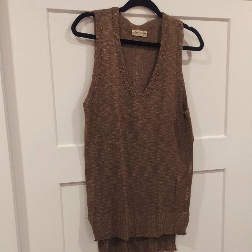 Bear Dance Taupe Knit V-Neck Top. NWOT